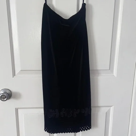 ✨ Luxe Black Velvet Pencil Skirt | Elegant & Timeless Style | Size M - Picture 7 of 8